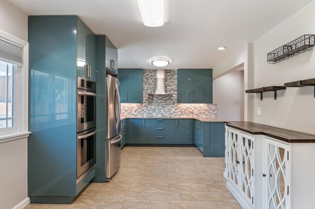 Building Photo - 3661 Slopeview Dr