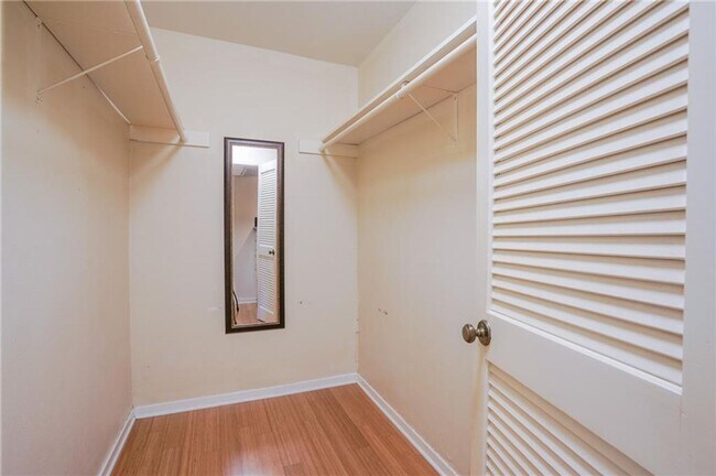 Building Photo - 1 Bed / 1 Bath Home with Fireplace & Walk-...
