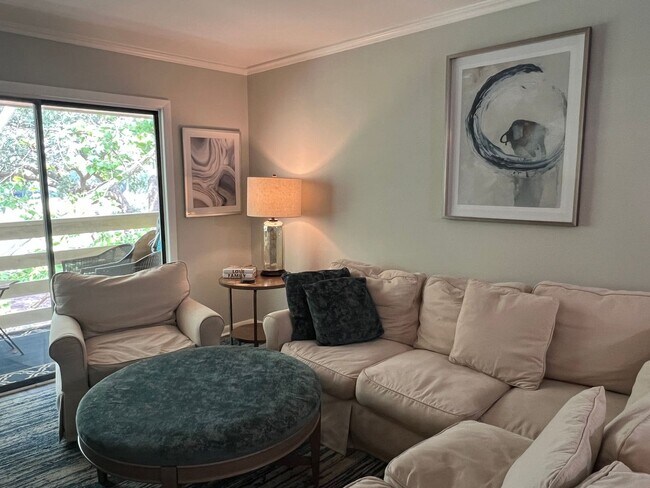 Building Photo - Walk to the Beach! Beautifully Remodeled/Furnished Fiddler's Cove
