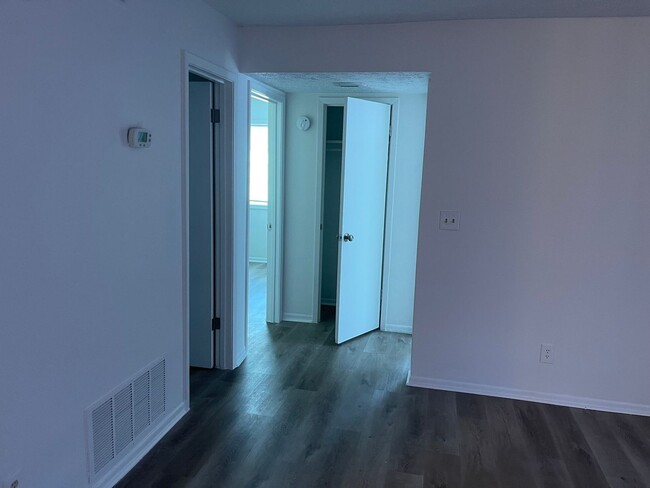 Building Photo - Find Your Perfect Home at Phoenix City Apa...