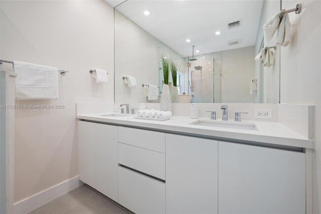 Building Photo - 14740 SW 83rd Pl