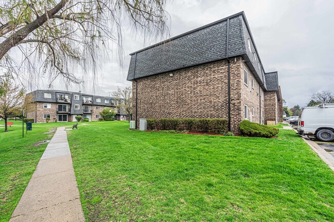 Building Photo - 9405 Bay Colony Dr