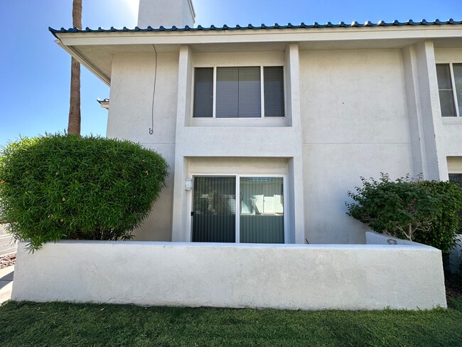 Building Photo - Great 2 Bedroom Condo in Gated Community w...