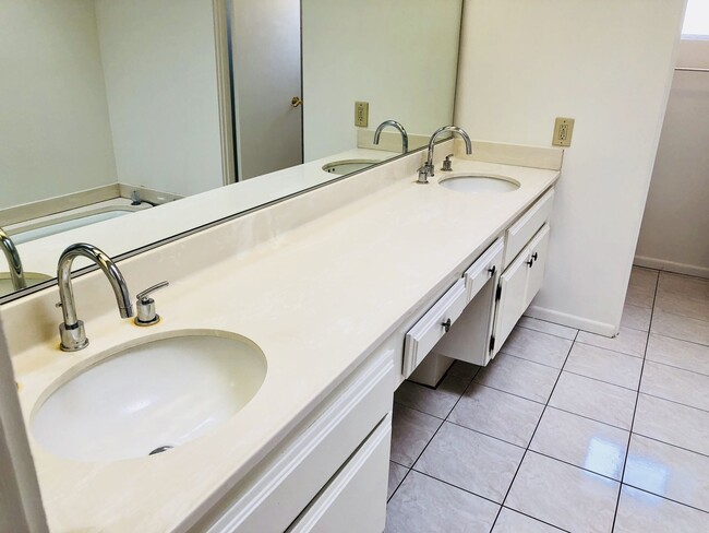 Building Photo - Arcadia 3 Bedroom Condominium – Marble Flo...