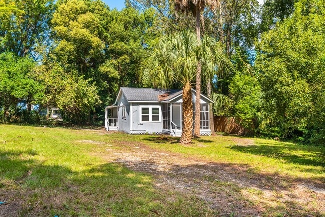 Building Photo - **Move in ready 3/2 Single Family home 32208