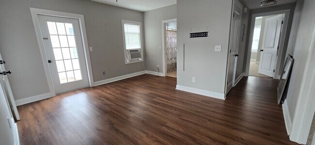 Building Photo - 157 Earle St