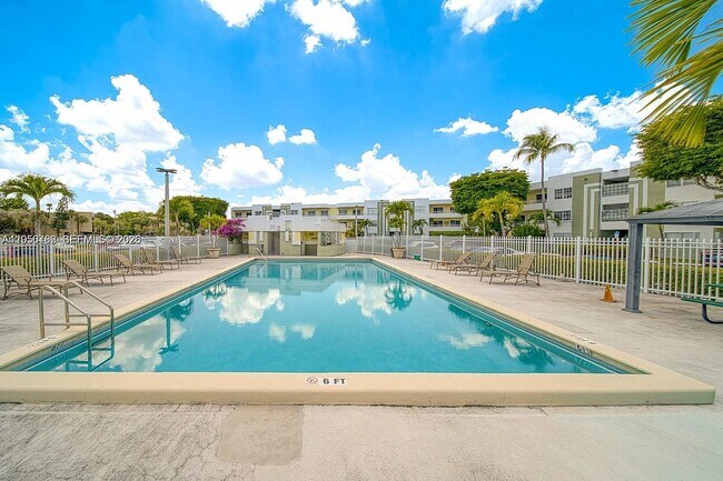 Building Photo - 10765 SW 108th Ave