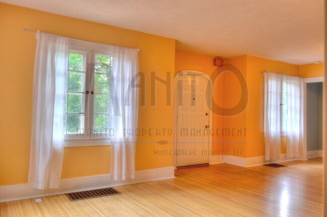 Building Photo - Stunning Brick Home near Audubon Park