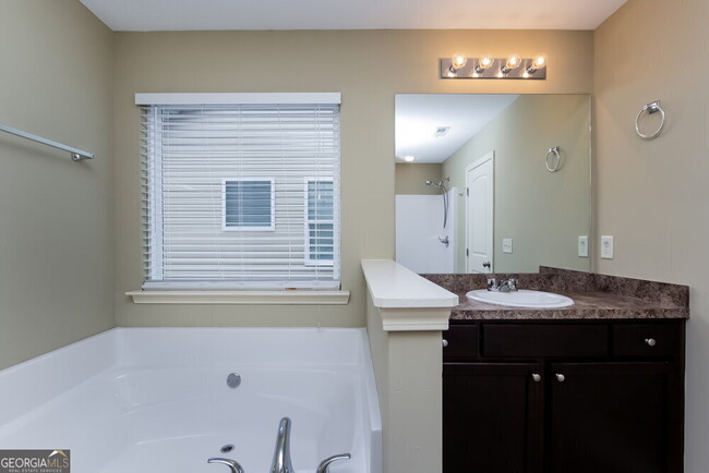 Building Photo - 526 Hill Crest Cir