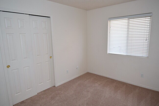 Building Photo - Amazing 3 Bedroom Home Near KAFB!