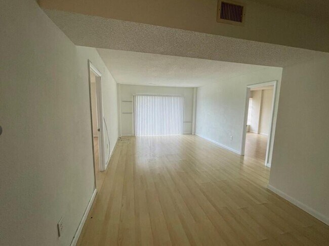 Building Photo - 4160 Inverrary Dr