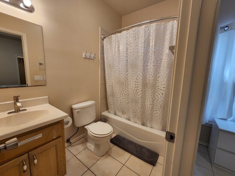 Building Photo - 3810 W Sarah Evans