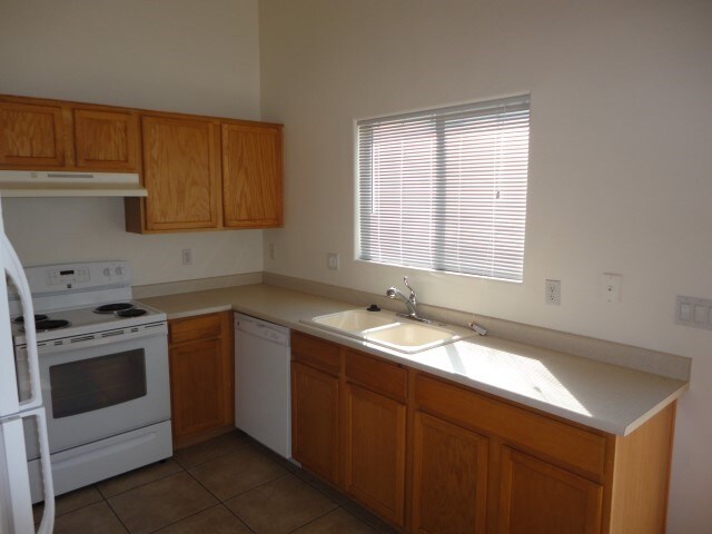 Building Photo - 8417 W Hilton Ave