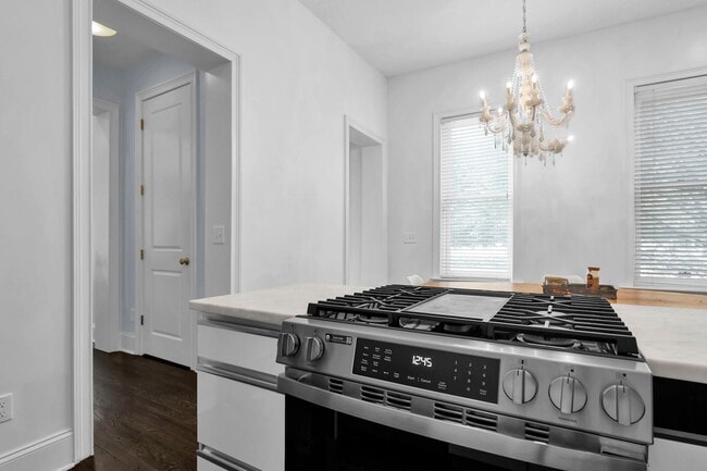 Building Photo - Modern Luxury Living in the Heart of Victorian Village