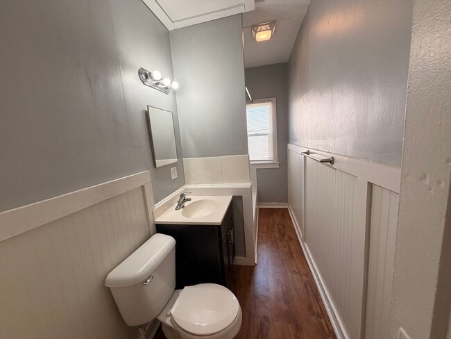 Building Photo - 2 Bedroom Lower Unit with Washer and Dryer!