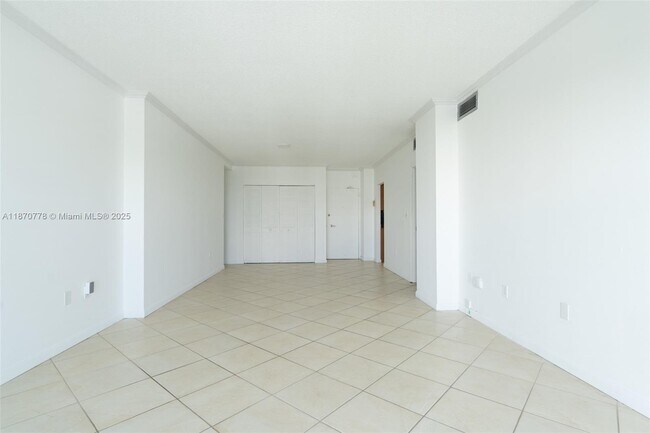 Building Photo - 300 Bayview Dr