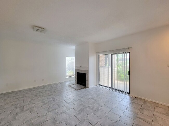 Building Photo - Spacious one of a kind 2 bedroom 2 bath condo in excellent condition. Entire condo has been paint...
