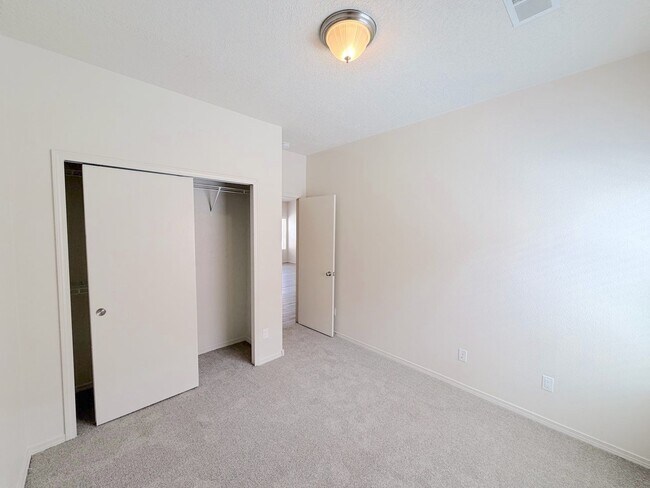 Building Photo - Beautiful 3 bed 2 bath in SW Albuquerque! Spacious layout. New Flooring! 2 Car Garage. Near 98th ...