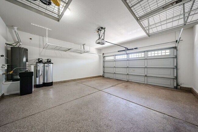 Building Photo - Welcome to this stunning 3-bedroom, 2-bath...