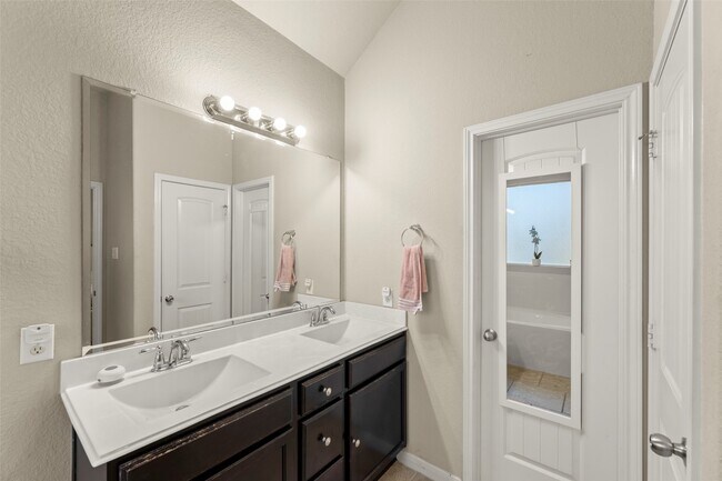 Building Photo - 2135 Harmon Crest Ct