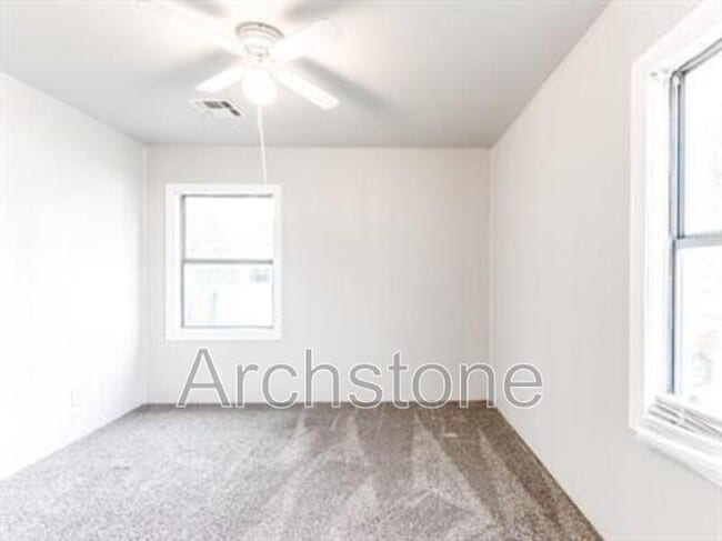 Building Photo - 1004 Sandra Dr