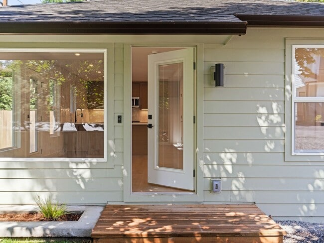Building Photo - Light-Filled, Fully Remodeled 2?Bed / 1?Ba...