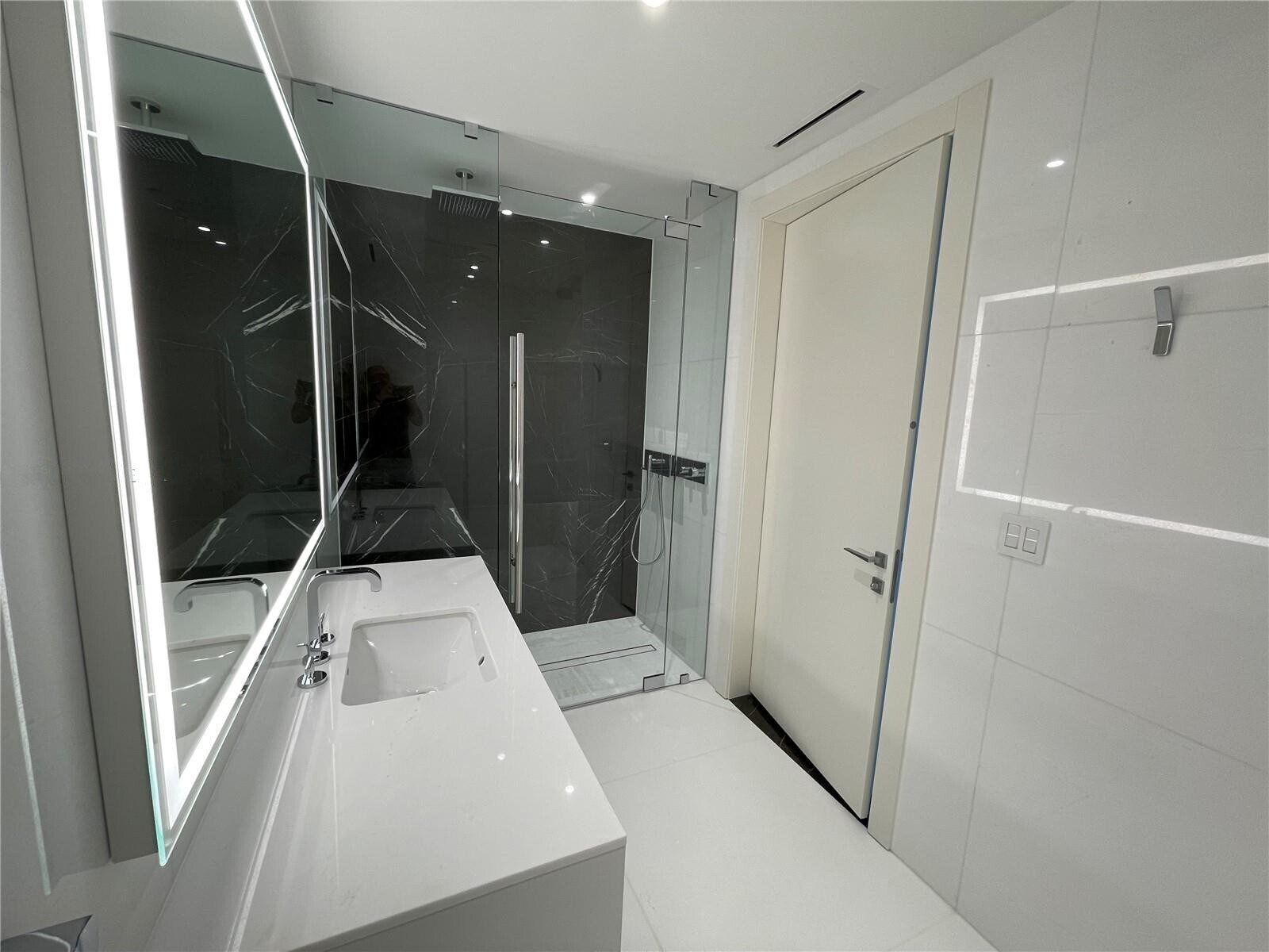 Building Photo - 300 Biscayne Boulevard Way