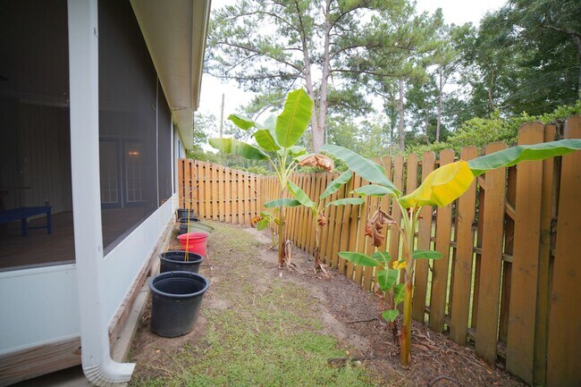 Building Photo - 3 Bed / 2 Bath with 2 Car Garage in NW