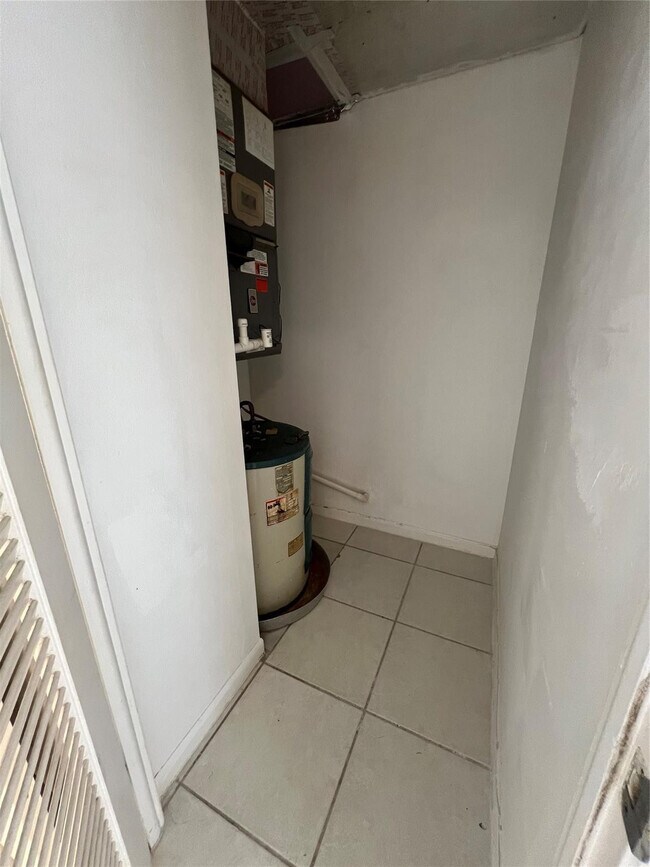 Building Photo - 2797 NE 51st St