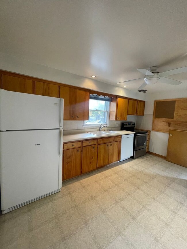 Building Photo - Available now 2 bed 1 bath Audobon / Shadl...