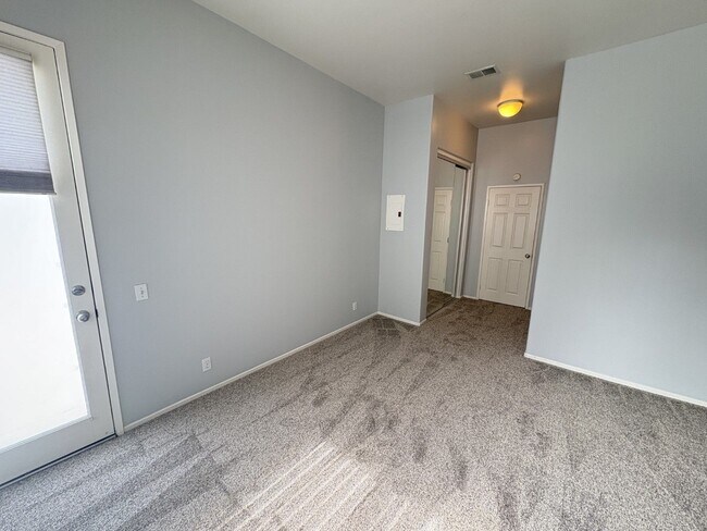 Building Photo - Beach close 4 bedroom, three bath townhous...