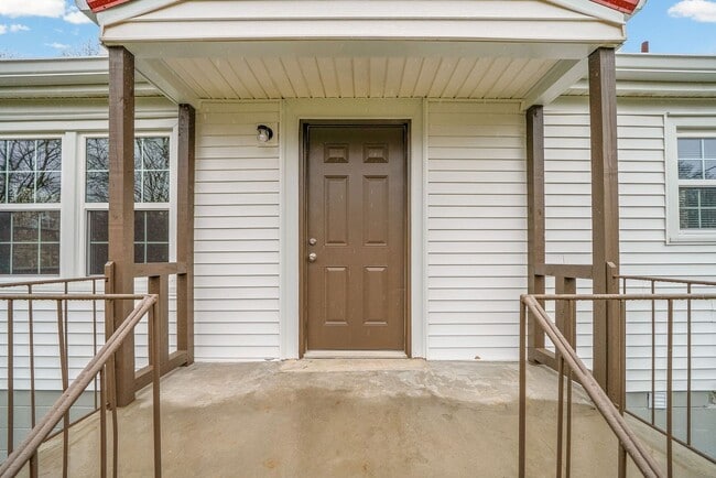 Building Photo - Renovated 2 bedroom home for rent Near Downtown Clarksville!