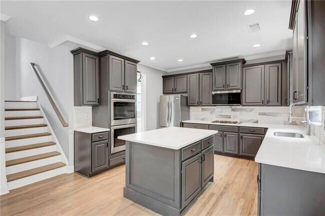 Building Photo - 3355 E Gate Dr