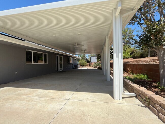 Building Photo - 2085 Warmlands Ave