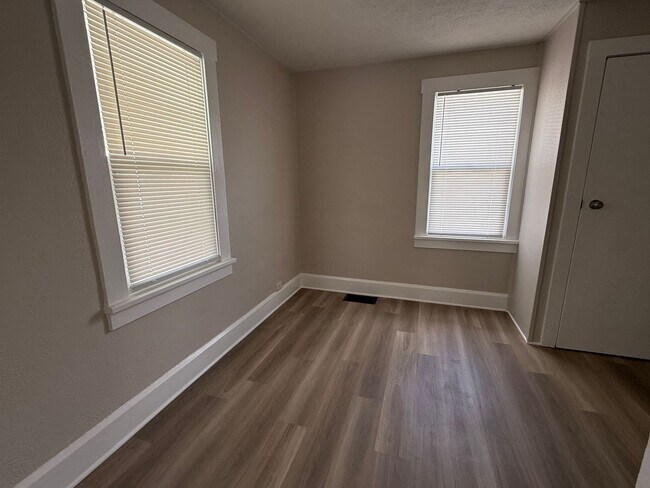 Building Photo - 3 Bedroom - Renovated - Exquisite