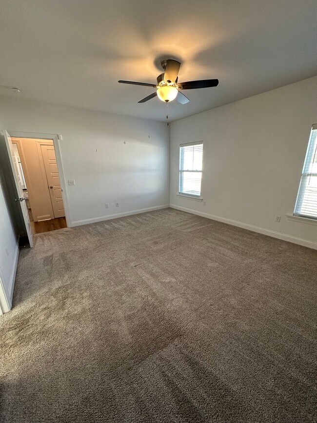 Building Photo - Beautiful 5 bed/3 bath home in Blandford Crossing