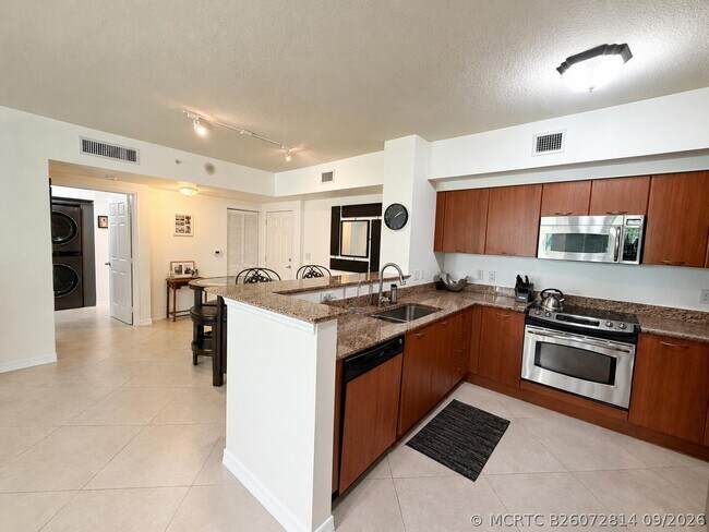 Building Photo - 625 Casa Loma Blvd