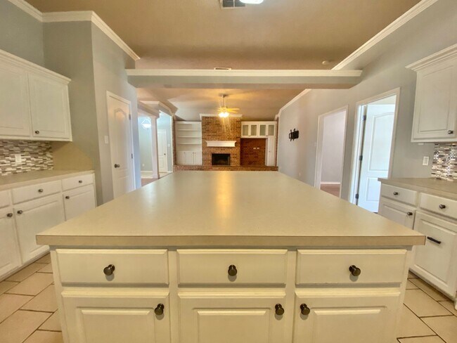 Building Photo - Great 3 bed 2 bath now available in Frensh...