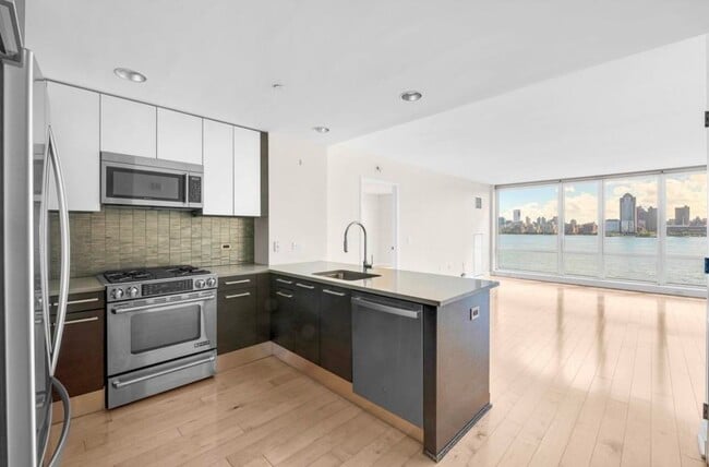 Building Photo - 2 2nd St