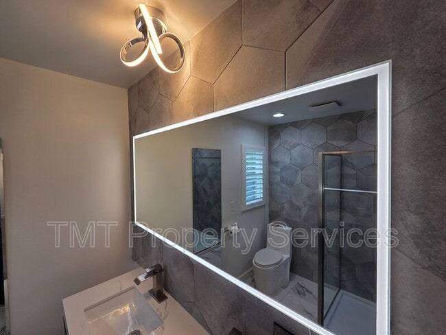 Building Photo - 9 W Robinhood Dr