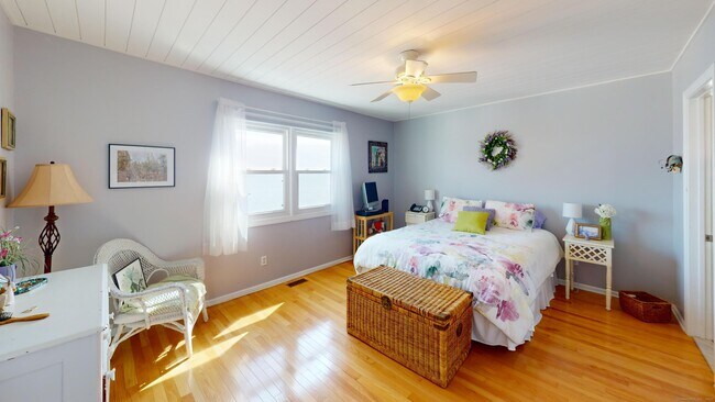 Building Photo - 72 Cosey Beach Ave