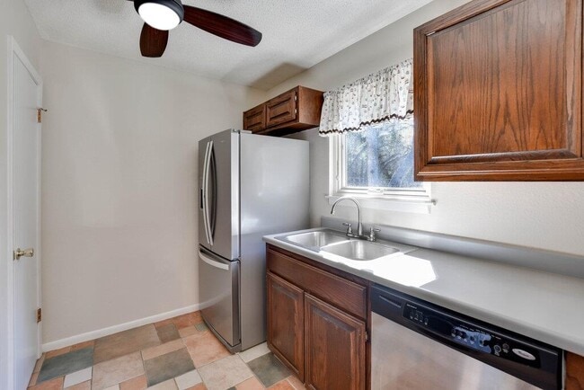 Building Photo - 16001 Awalt Dr