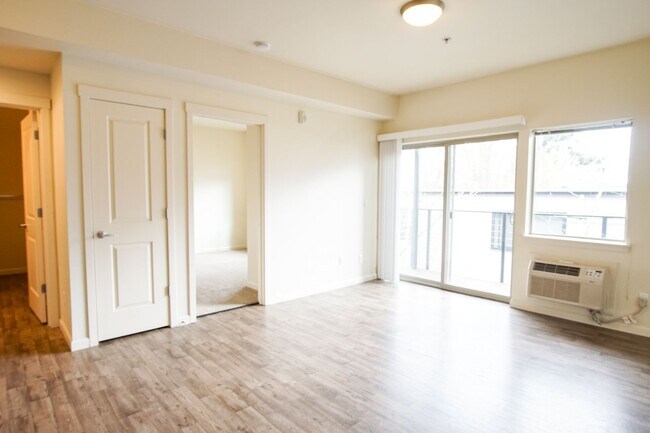 Building Photo - Great 1 Bdr w/Washer/Dryer and Private Balcony!