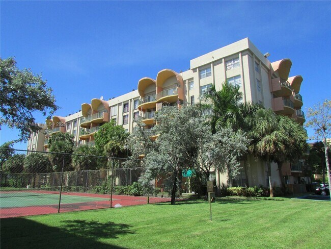 Building Photo - 9360 Fontainebleau Blvd