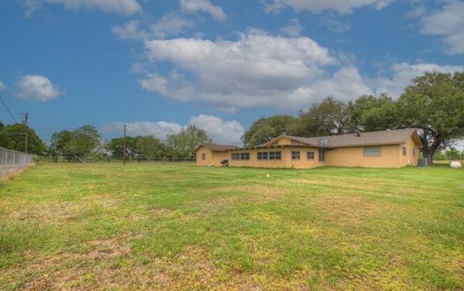 Building Photo - 1010 Country Oak Dr
