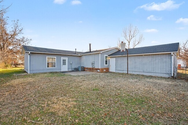 Building Photo - 3-Bed Home with Fireplace, Fenced Yard & Flexible Living Space