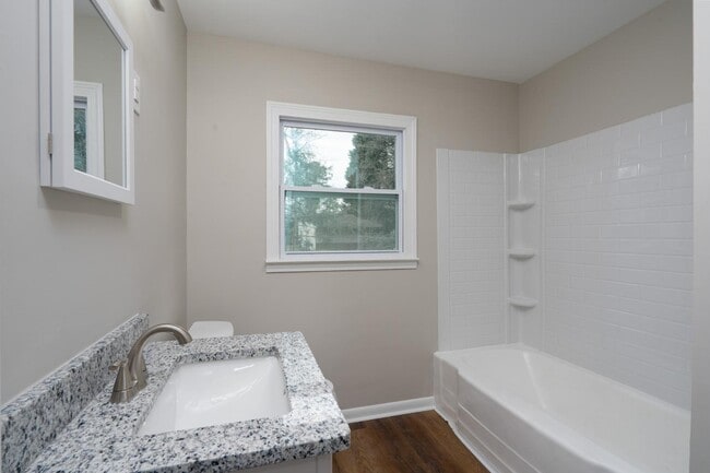 Building Photo - 745 Arbor St NE