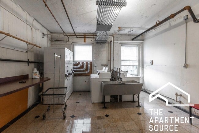 Building Photo - 4631 N Paulina St