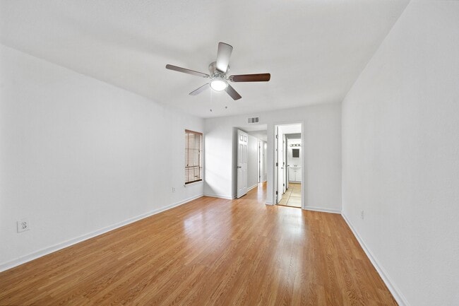 Building Photo - 711 Holiday Dr