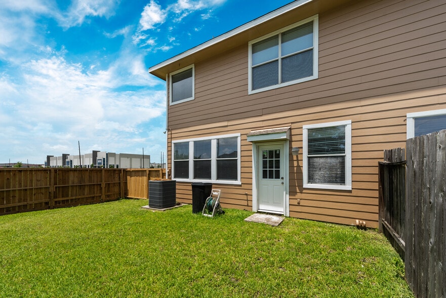 Building Photo - 14425 Rosehedge Ct